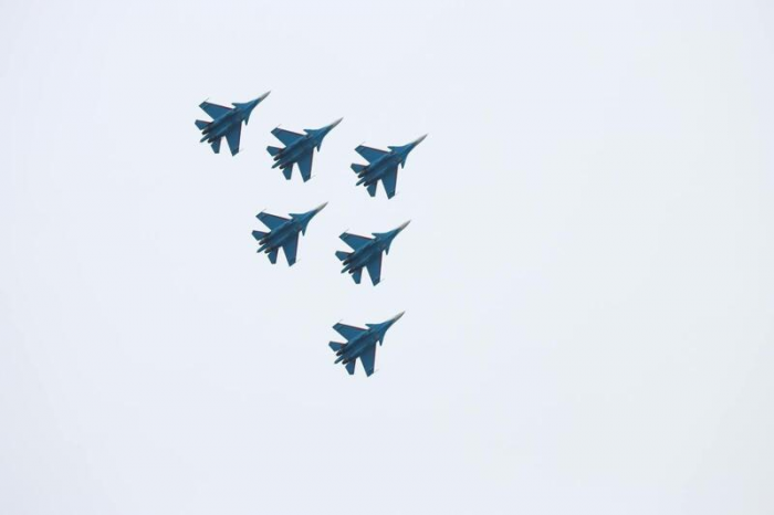 Рев моторов и искры в небе. "Русские витязи" показали грандиозное авиашоу над Обью