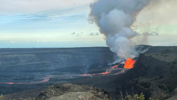 Дышите глубже: вулкан на Гавайях начинает мощное извержение