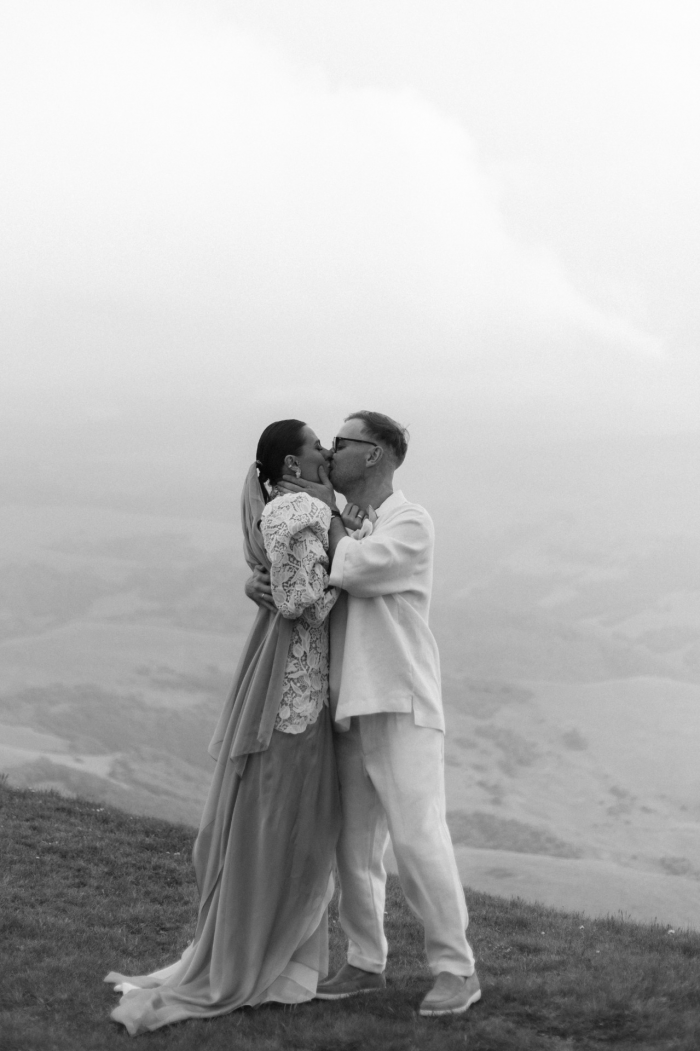 Выездная церемония в горах и платье невесты с отсылками к традициям народа Кавказа - свадьба на плато Бермамыт