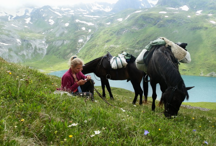 «Закрой глаза и держись за седло» Россиянка преодолела верхом на коне самые труднодоступные маршруты России. Как ей это удалось?
