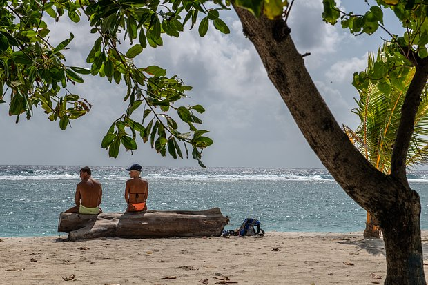 «То, что вам кажется мелочью, для них — преступление». За что россиянам за границей могут грозить штраф или тюрьма?