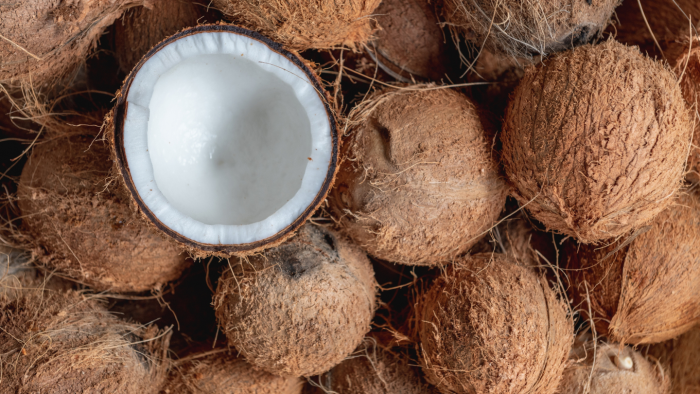 Кто и зачем бросает в море кокосы