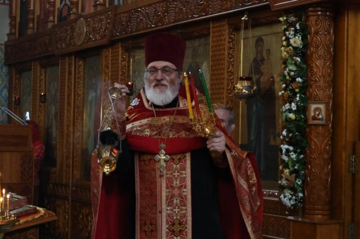 Свечи, молитвы и милостыня: фоторепортаж из храма Иоанна Богослова в день Радоницы