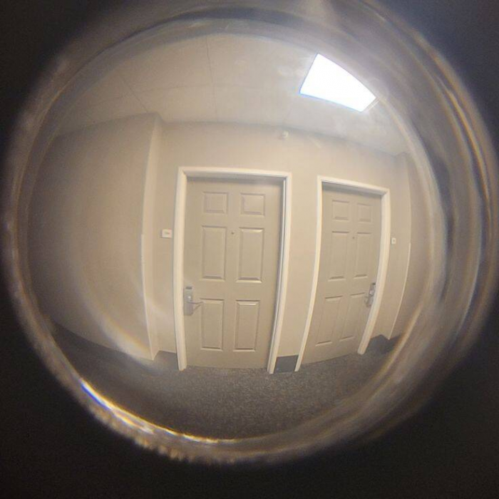 Для чего в отеле стоит подвесить стакан на ручку двери