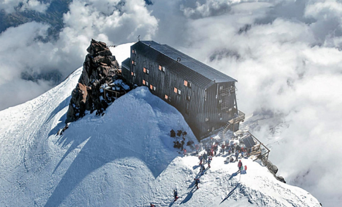 Один из самых отдаленных отелей мира расположен на вершине, на высоте более 4 км