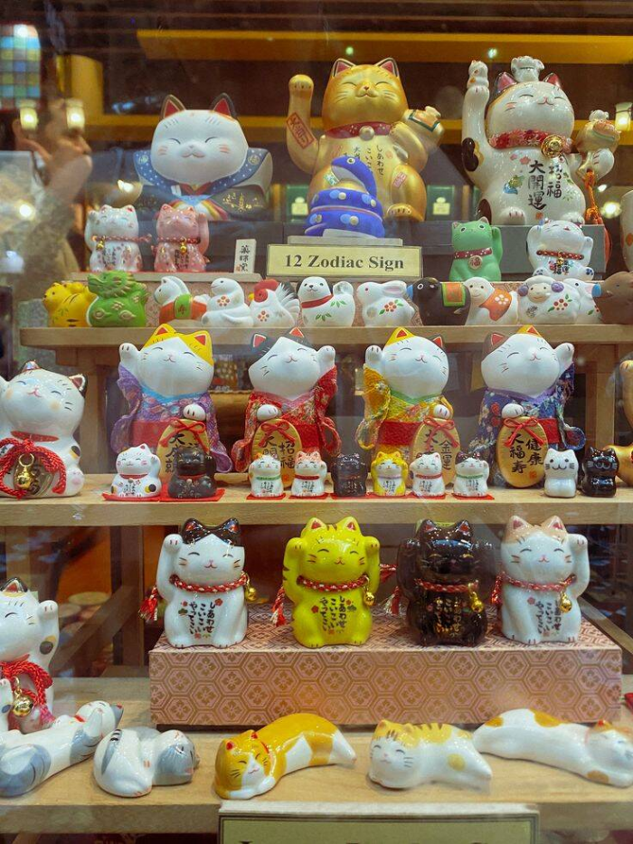 Что означает манэки-нэко и почему эти фигурки так распространены в Японии