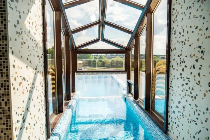 Куда поехать на майские праздники в Подмосковье: 7 проверенных парк-отелей с бассейнами