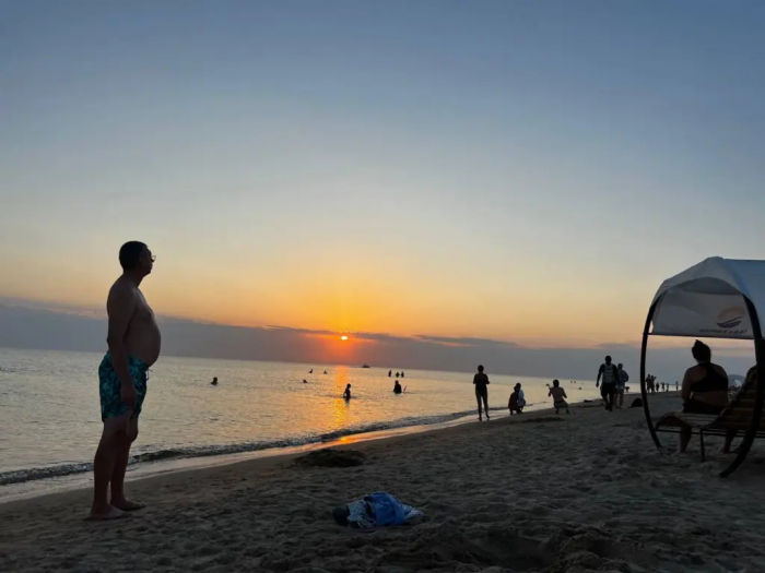 Пока все прутся в Сочи: 4 курорта, где море как парное молоко, пляжи пустые, а жилье со скидками