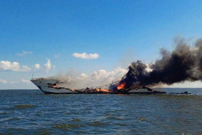 В Саратовской области шесть человек эвакуировали с горящей яхты "Мечта"