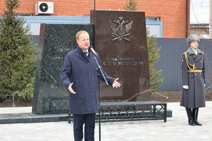 В Барнауле открыли первый в России памятник судебным приставам. Фото