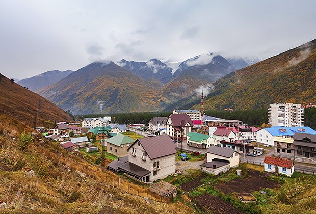 Отдых на Эльбрусе в зимний сезон 2025-2026: горнолыжные курорты, трассы и цены