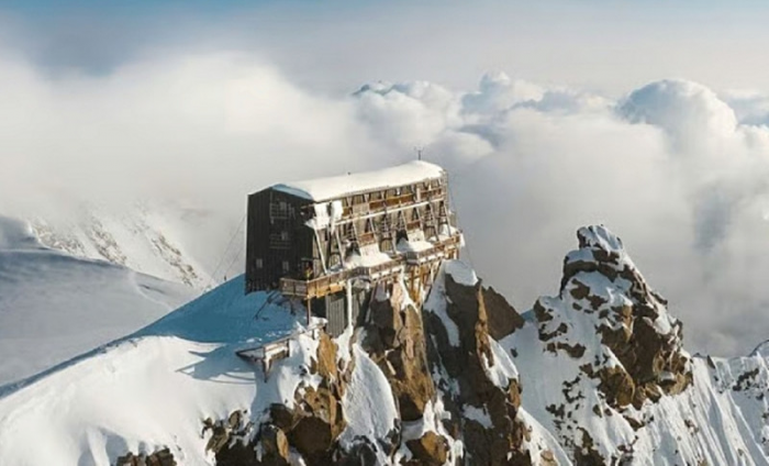 Один из самых отдаленных отелей мира расположен на вершине, на высоте более 4 км