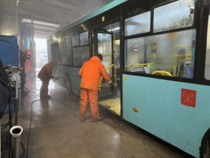 Стало известно, как в Петербурге моют автобусы зимой
