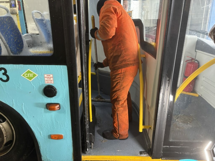 Стало известно, как в Петербурге моют автобусы зимой