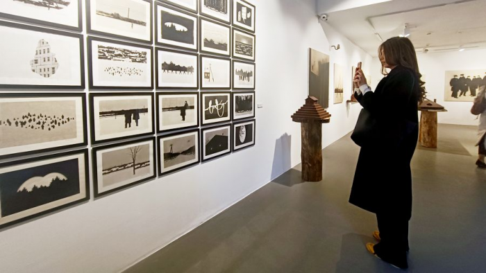 Столбы в валенках, луна боком и ржавые домики: Ринат Волигамси на «Винзаводе»