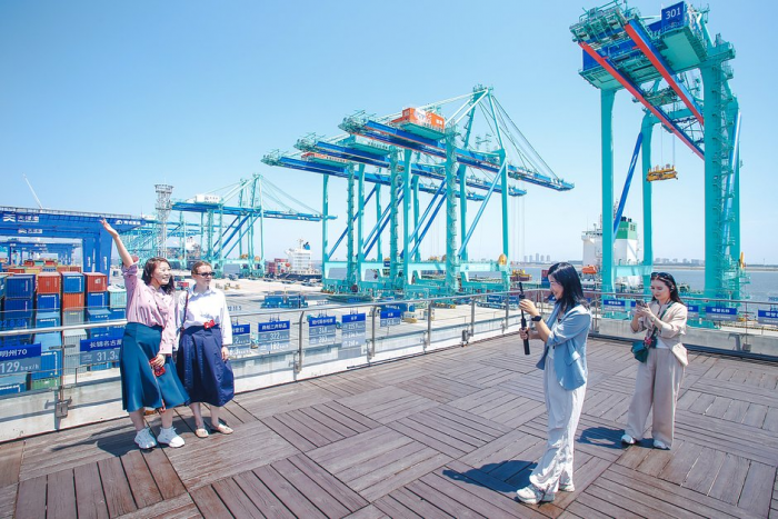 Россияне массово устремились в Китай на Новый год. Там их ждет «пивозаправка», улица роботов и родина Конфуция