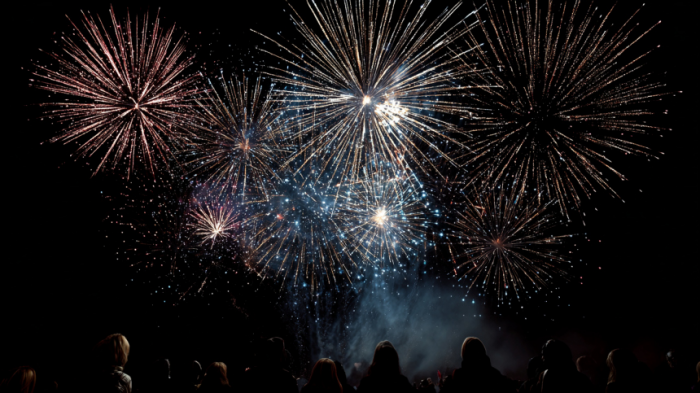 Битая посуда и смена имени: самые удивительные традиции народов мира на Новый год