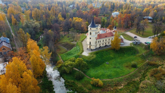 Почему в Европе тысячи каменных замков, а в России их почти нет?