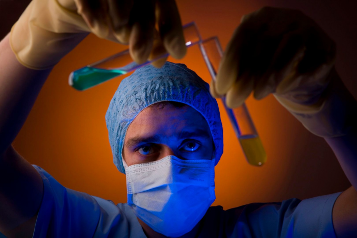 Эксперт рассказал, чем опасны бутылочки детского питания объемом свыше 100 мл в самолете