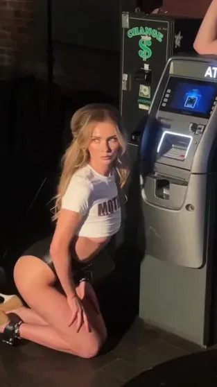 "Русская мошенница" Анна Делви снялась для ... в образе доминатрикс