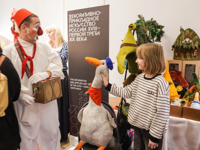 Весенний променад: Французская ярмарка у Остермана