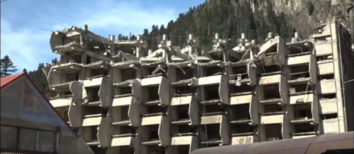 Культовое наследие СССР на Северном Кавказе забросили, а потом разрушили: зачем снесли легендарную гостиницу