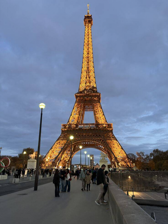 Как часто красят Эйфелеву башню и во сколько это обходится