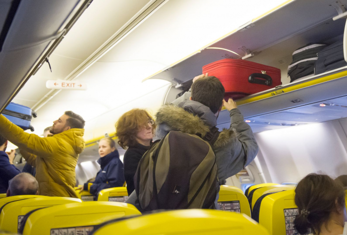 Эксперт рассказал, чем опасны бутылочки детского питания объемом свыше 100 мл в самолете