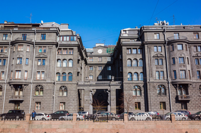 В чём заключаются тайны атласов Санкт-Петербурга?