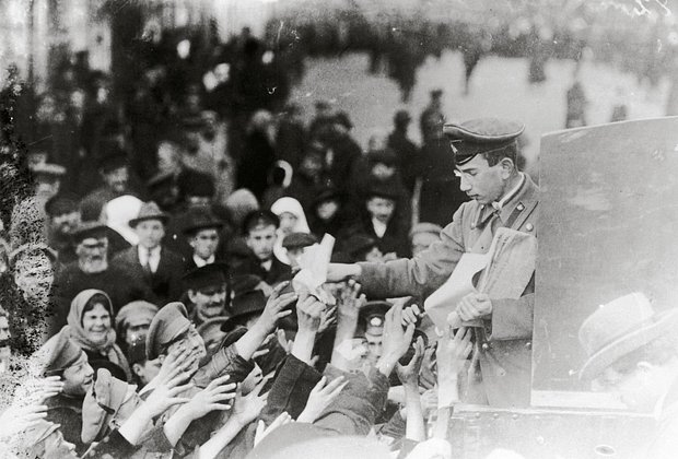 «Долой чаевые подачки» На улицы вышли тысячи барменов и официантов. Как самая странная забастовка изменила ход истории России?