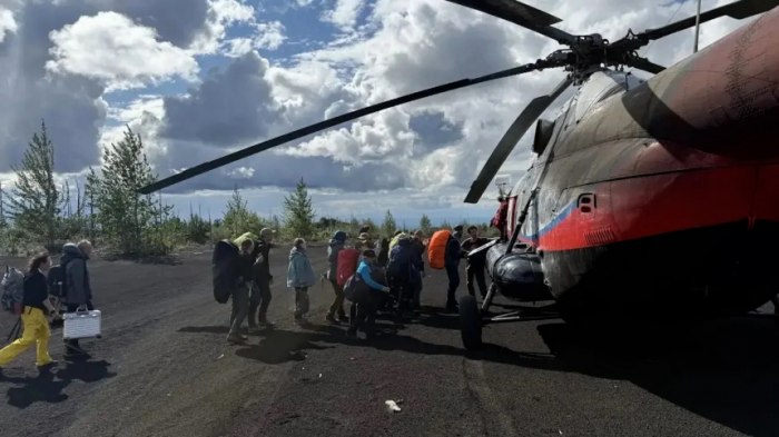 На Камчатке вертолеты вывезли туристов с вулкана Толбачик