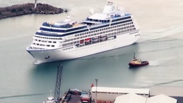 Прибывшие на пароме из Турции туристы второй день не могут сойти на берег в Сочи