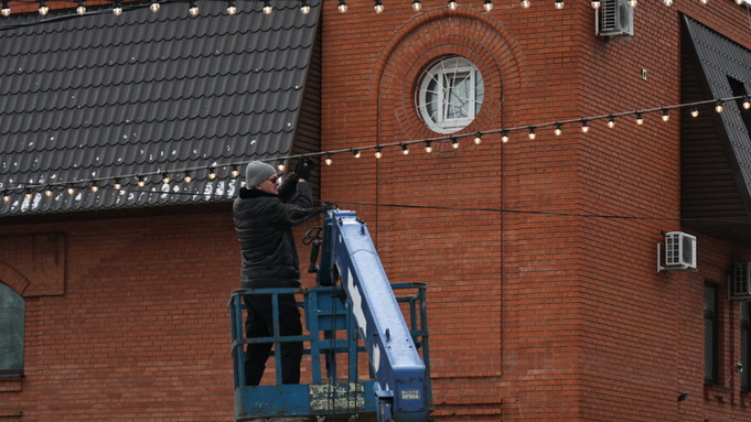 Барнаул сияет: на улице Льва Толстого завершается монтаж светового потолка