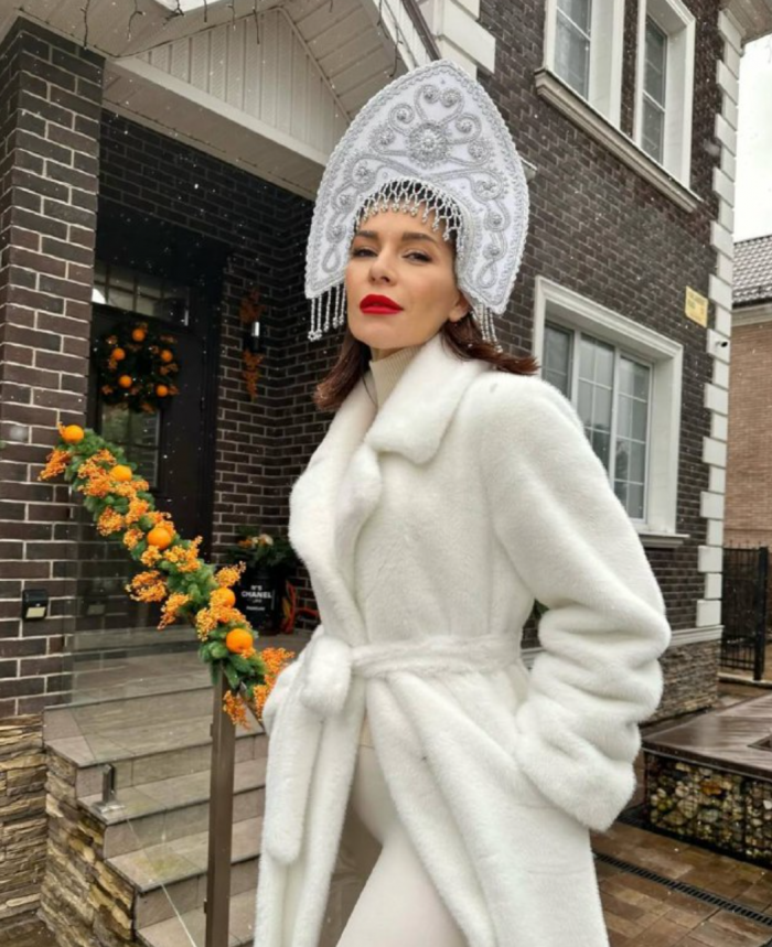 Сушки вместо шаров и гирлянды, которые видно из космоса: самые красивые новогодние елки российских звезд 2026