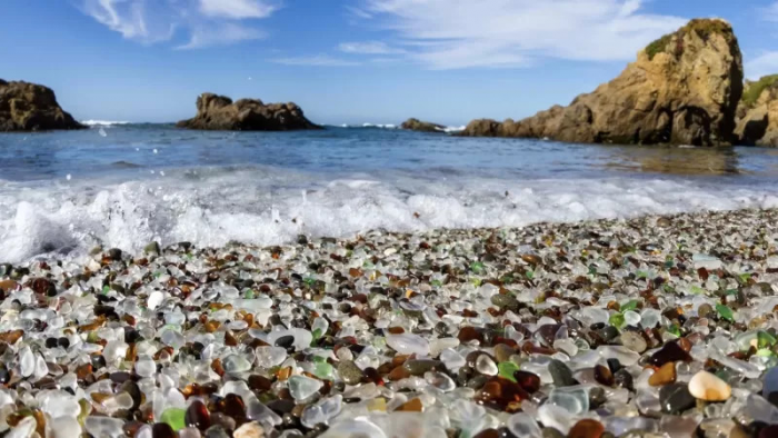 ​​Пляж из стекла и танцующий лес: редкие фотографии удивительных мест Земли