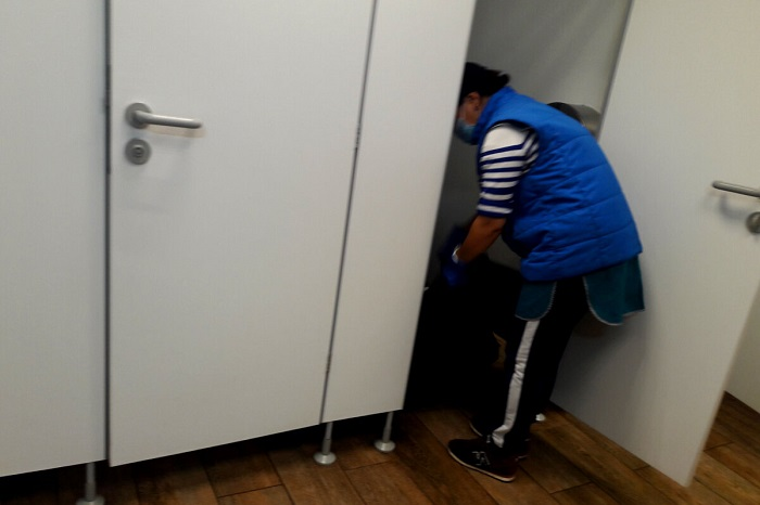 7 причин, почему в общественных туалетах дверь не достает до пола