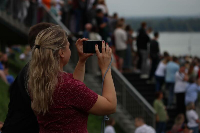 Рев моторов и искры в небе. "Русские витязи" показали грандиозное авиашоу над Обью