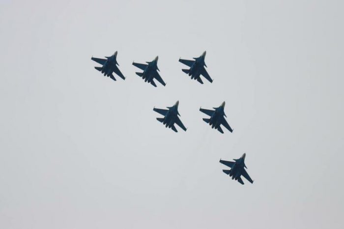 Рев моторов и искры в небе. "Русские витязи" показали грандиозное авиашоу над Обью