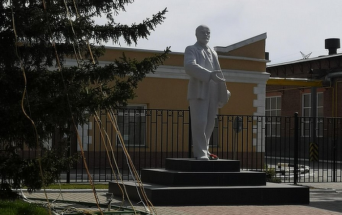 Еще жив. Какие памятники вождю революции Ленину еще остались в Барнауле