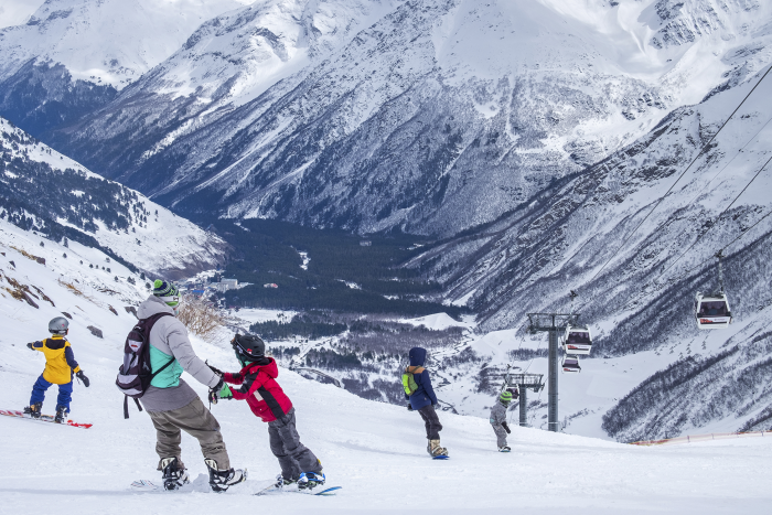 Отдых на Эльбрусе в зимний сезон 2025-2026: горнолыжные курорты, трассы и цены