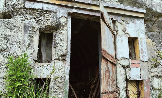 40 лет под замком. Рискнул заглянуть за замурованную дверь в скале и обнаружил заброшенный мир