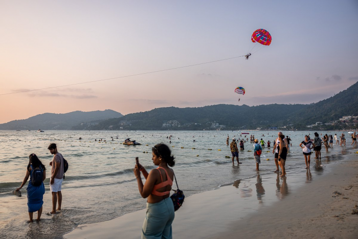 Ближневосточный кризис перекроил маршруты российских туристов: куда теперь безопасно лететь и что будет с ценами