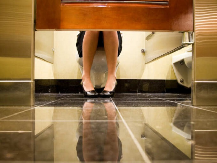 7 причин, почему в общественных туалетах дверь не достает до пола