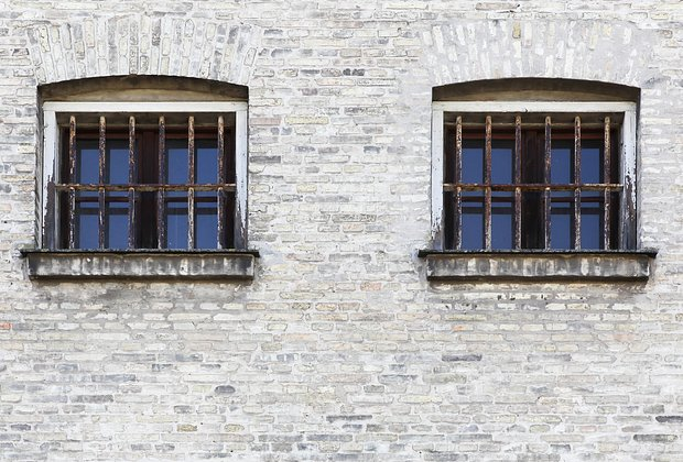 «Эти ощущения не описать словами». Россияне полюбили отели-тюрьмы. Кого это привлекает и сколько готовы платить за ночь на нарах?