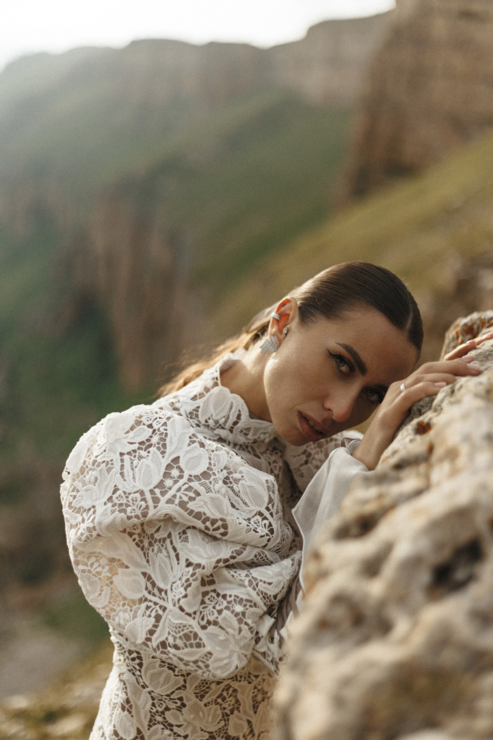 Выездная церемония в горах и платье невесты с отсылками к традициям народа Кавказа - свадьба на плато Бермамыт