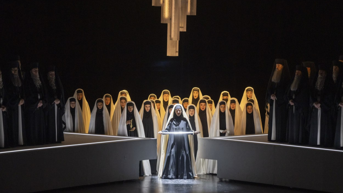 Действие новой оперы «Аида» в «Опера Бастий» происходит не в  Древнем Египте