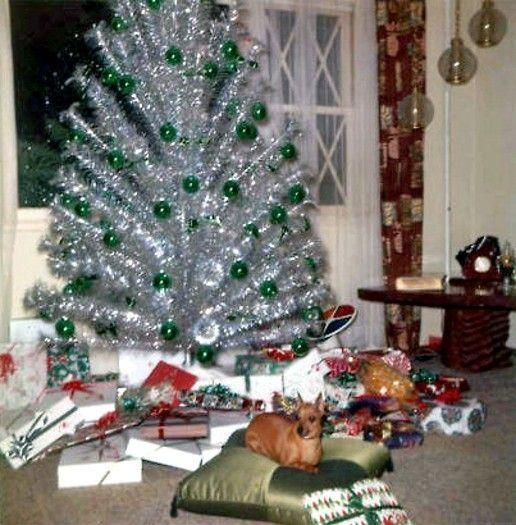 Как выглядели домашние новогодние елки в России 1990-х годов (ностальгическая и местами смешная фотоподборка)