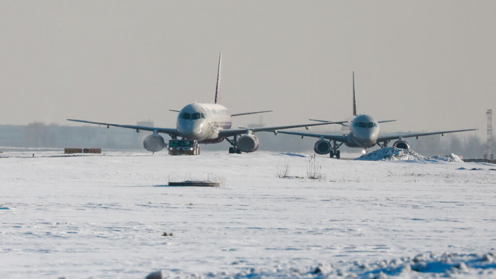 Аэропорты Москвы в условиях сильного снегопада работают в штатном режиме