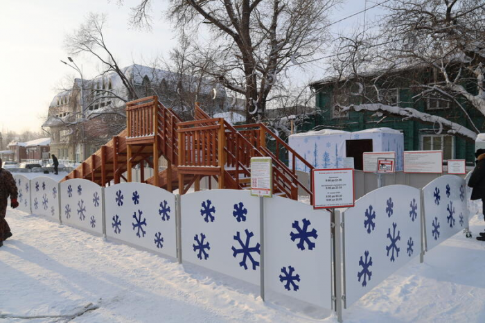 Новогодний городок начали разбирать на площади Свободы в Барнауле. Фото