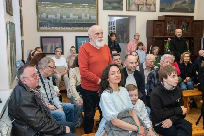 В Краснодаре в галерее «Сантал» открылась необычная выставка: посвящение другу и меценату